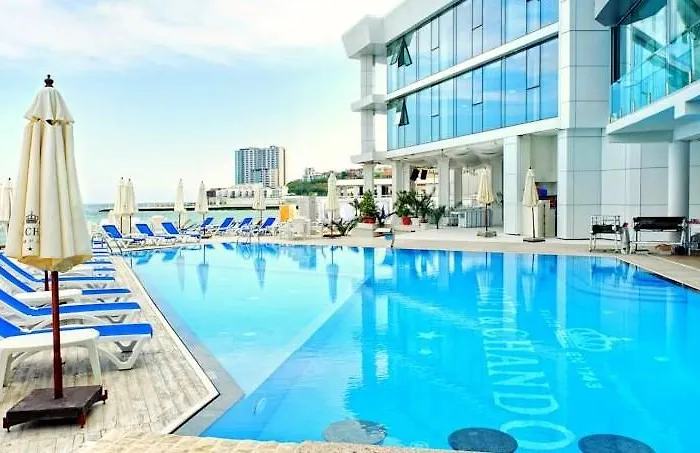 красивая рядом с аркадией и парком *